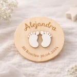 Imán de madera con dibujo en relieve