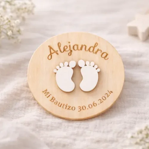 Imán de madera con dibujo en relieve