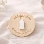 Imán de madera con dibujo en relieve