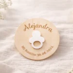 Imán de madera con dibujo en relieve