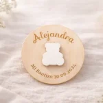 Imán de madera con dibujo en relieve