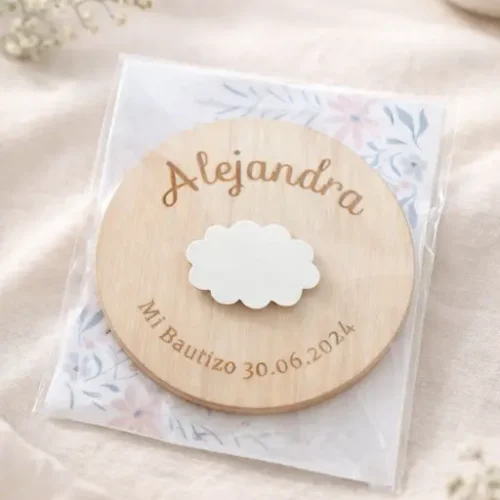 Imán de madera con dibujo en relieve