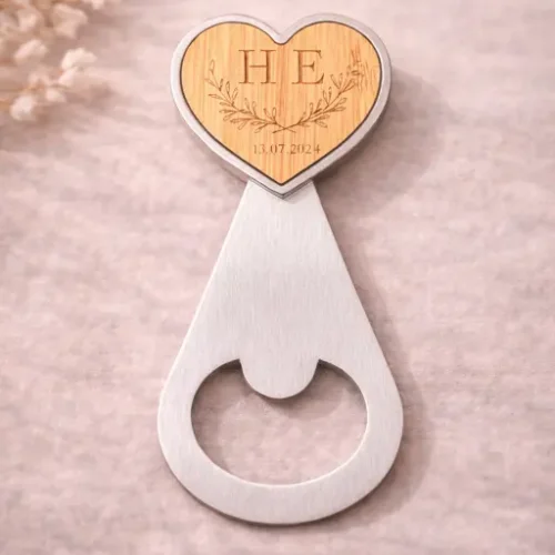 Abrebotellas de metal y madera en forma de corazón