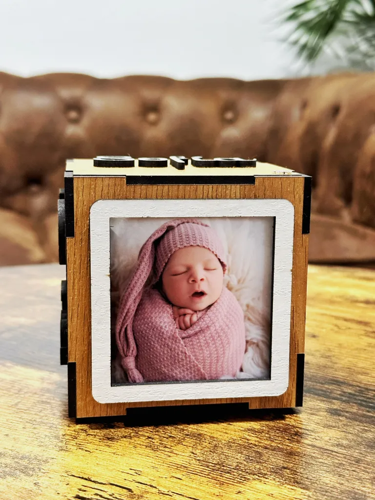 Cubo de madera natalicio personalizado con foto y datos del bebé
