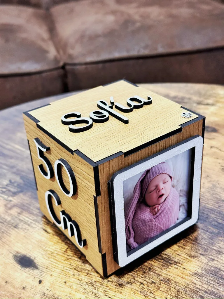 Cubo de madera natalicio personalizado con foto y datos del bebé