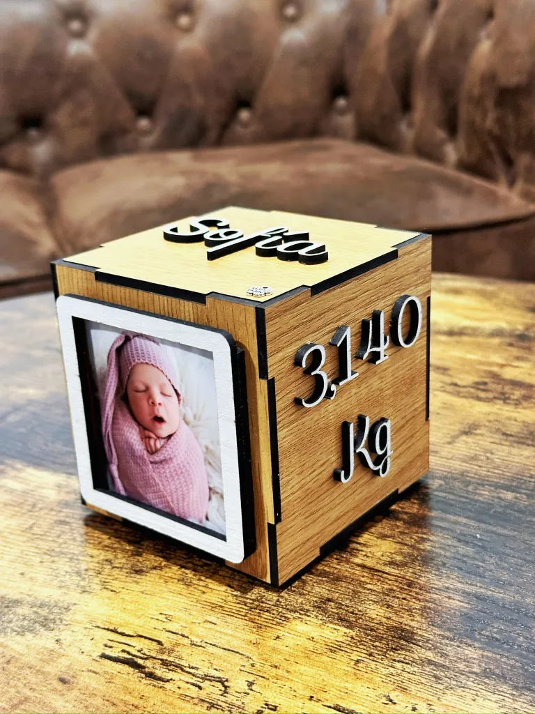 Cubo de madera natalicio personalizado con foto y datos del bebé