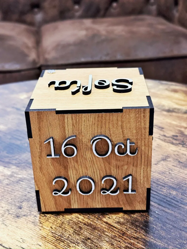 Cubo de madera natalicio personalizado con foto y datos del bebé