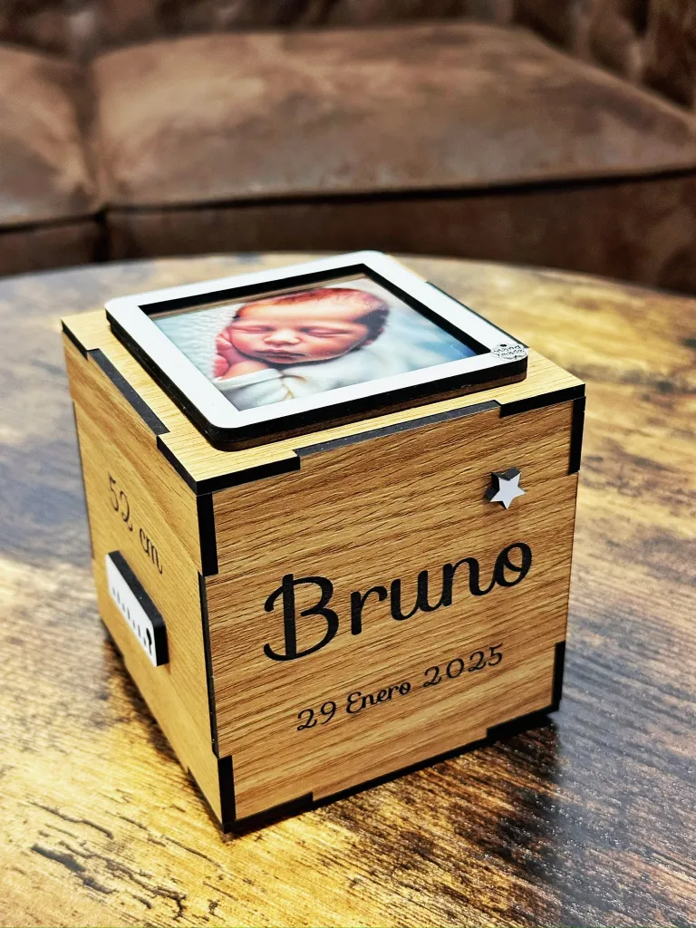 Cubo natalicio de madera grabado con foto y datos del bebé