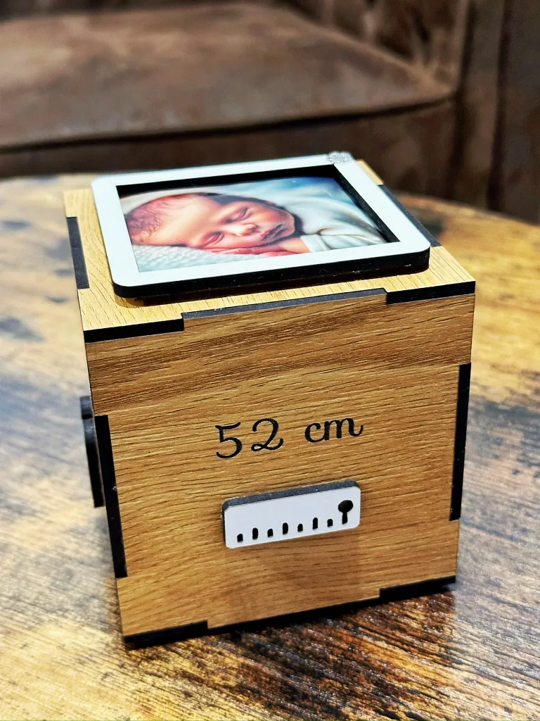 Cubo natalicio de madera grabado con foto y datos del bebé