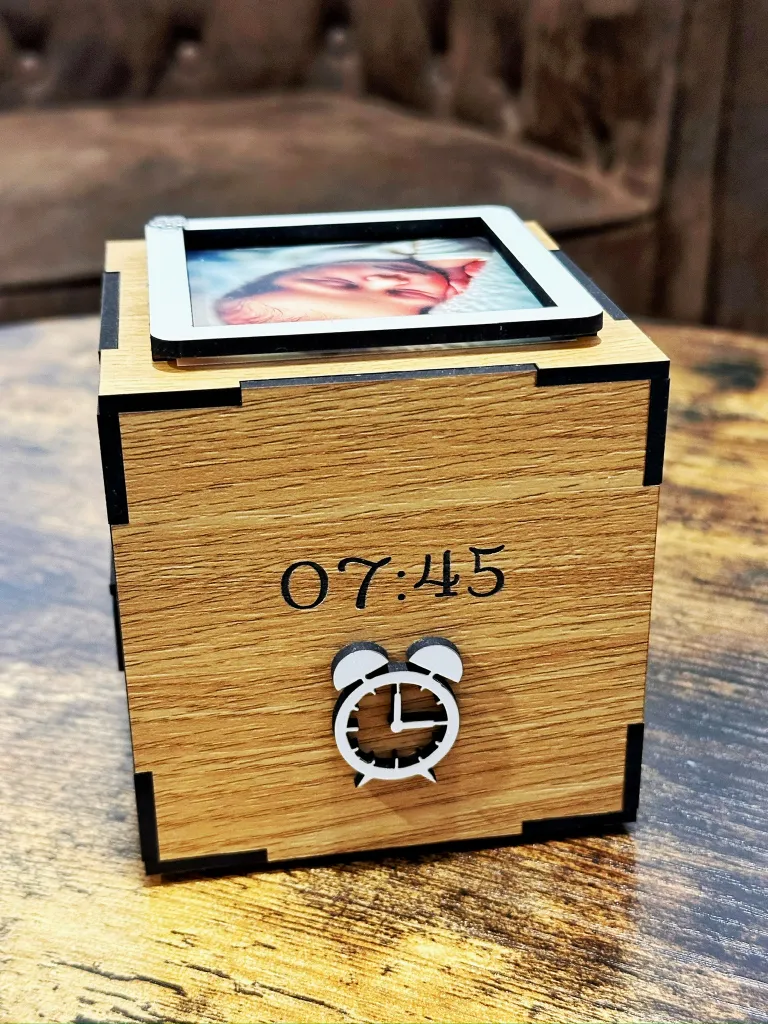 Cubo natalicio de madera grabado con foto y datos del bebé