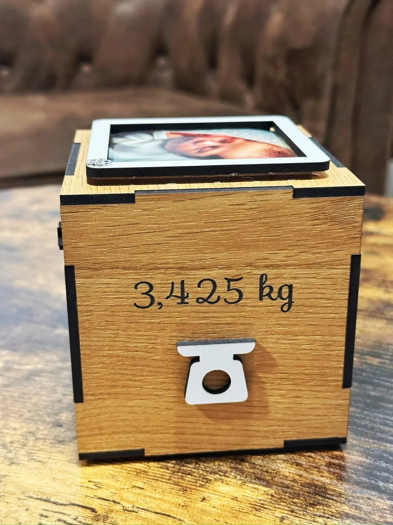 Cubo natalicio de madera grabado con foto y datos del bebé