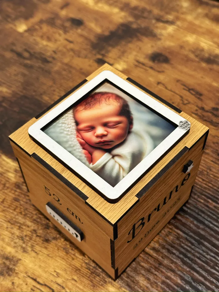Cubo natalicio de madera grabado con foto y datos del bebé
