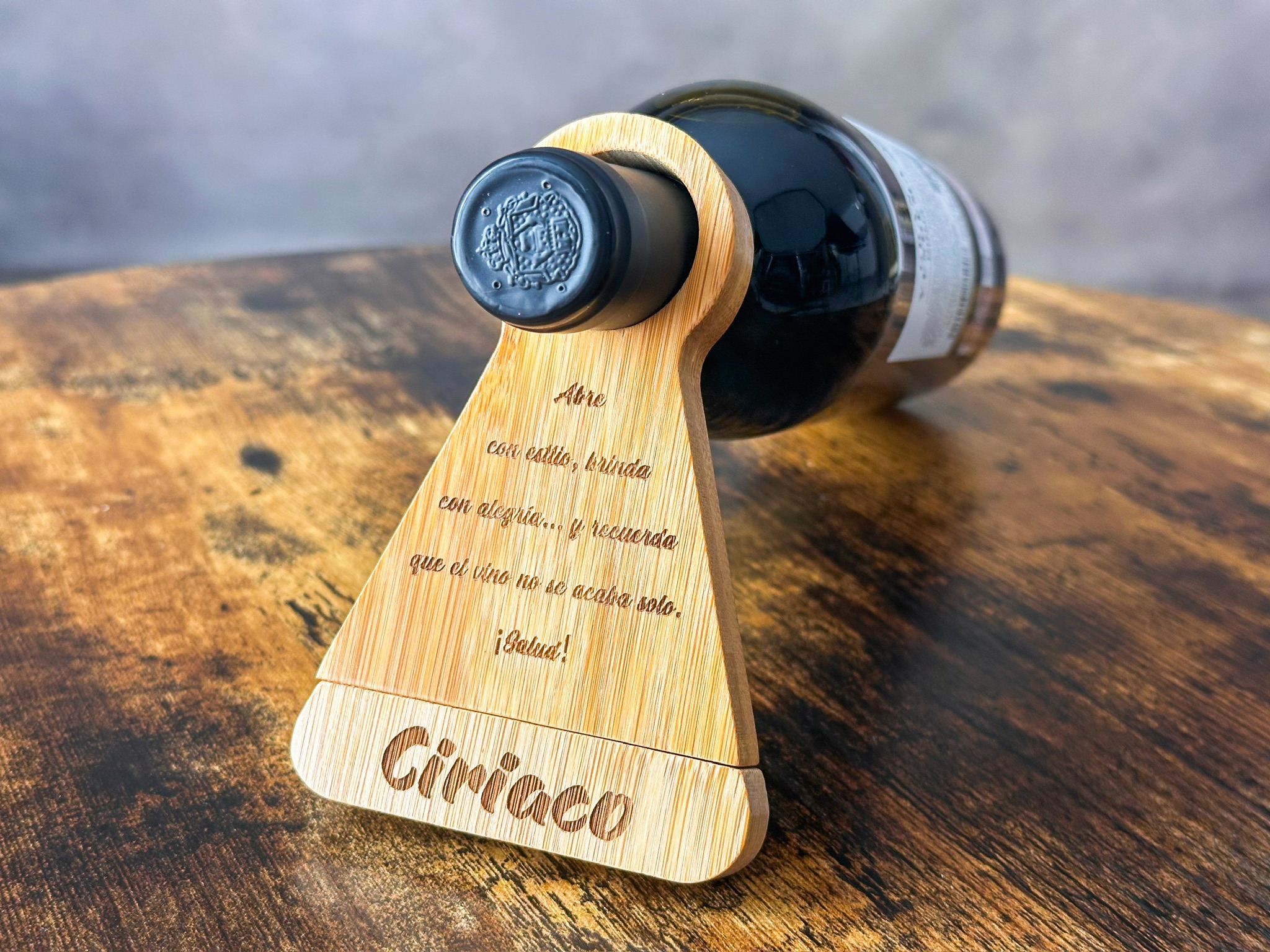 Sacacorchos y sujetabotellas de madera personalizado con grabado a doble cara, ideal para bodas y eventos especiales.