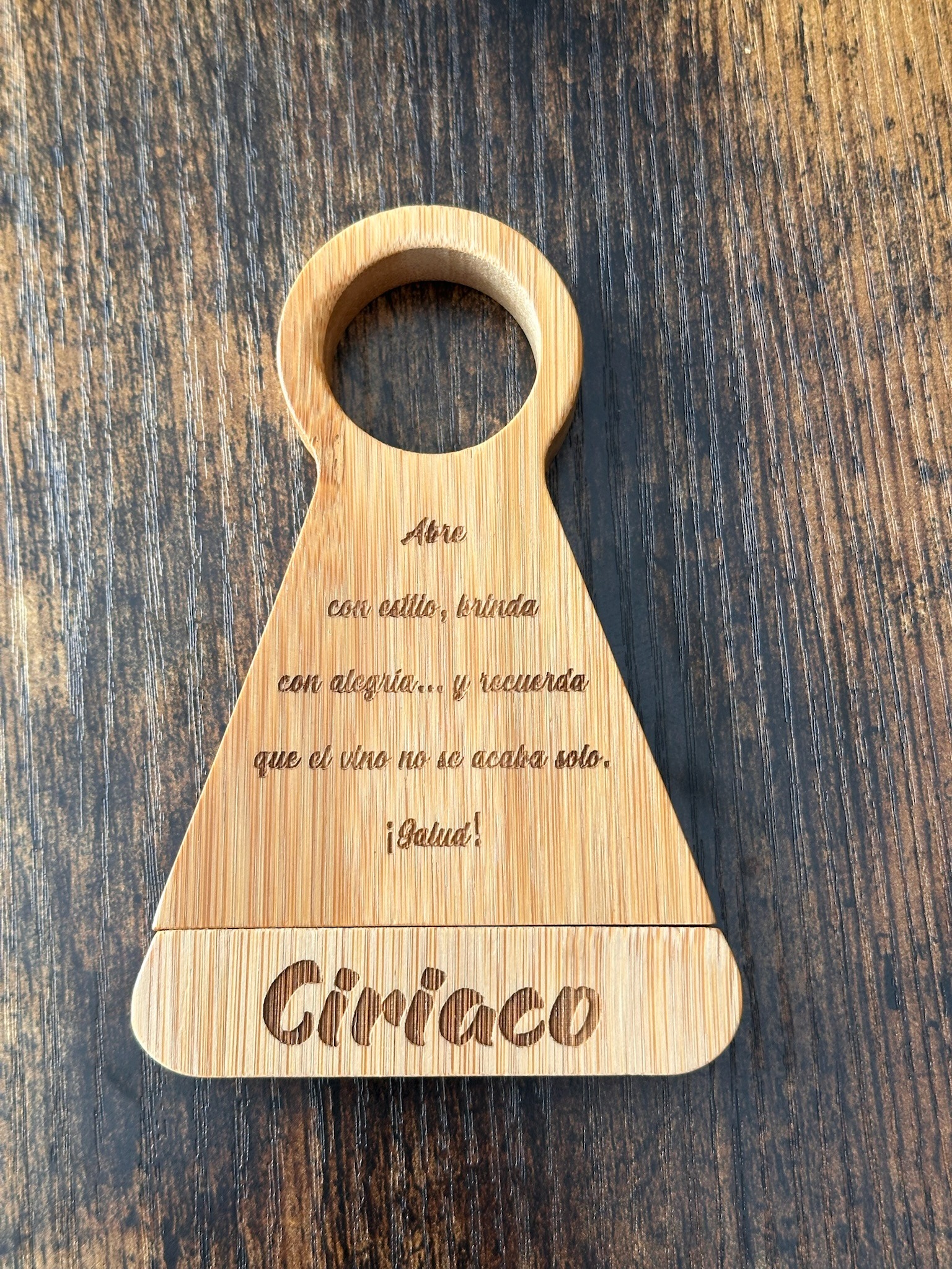 Sacacorchos y sujetabotellas de madera personalizado con grabado a doble cara, ideal para bodas y eventos especiales.