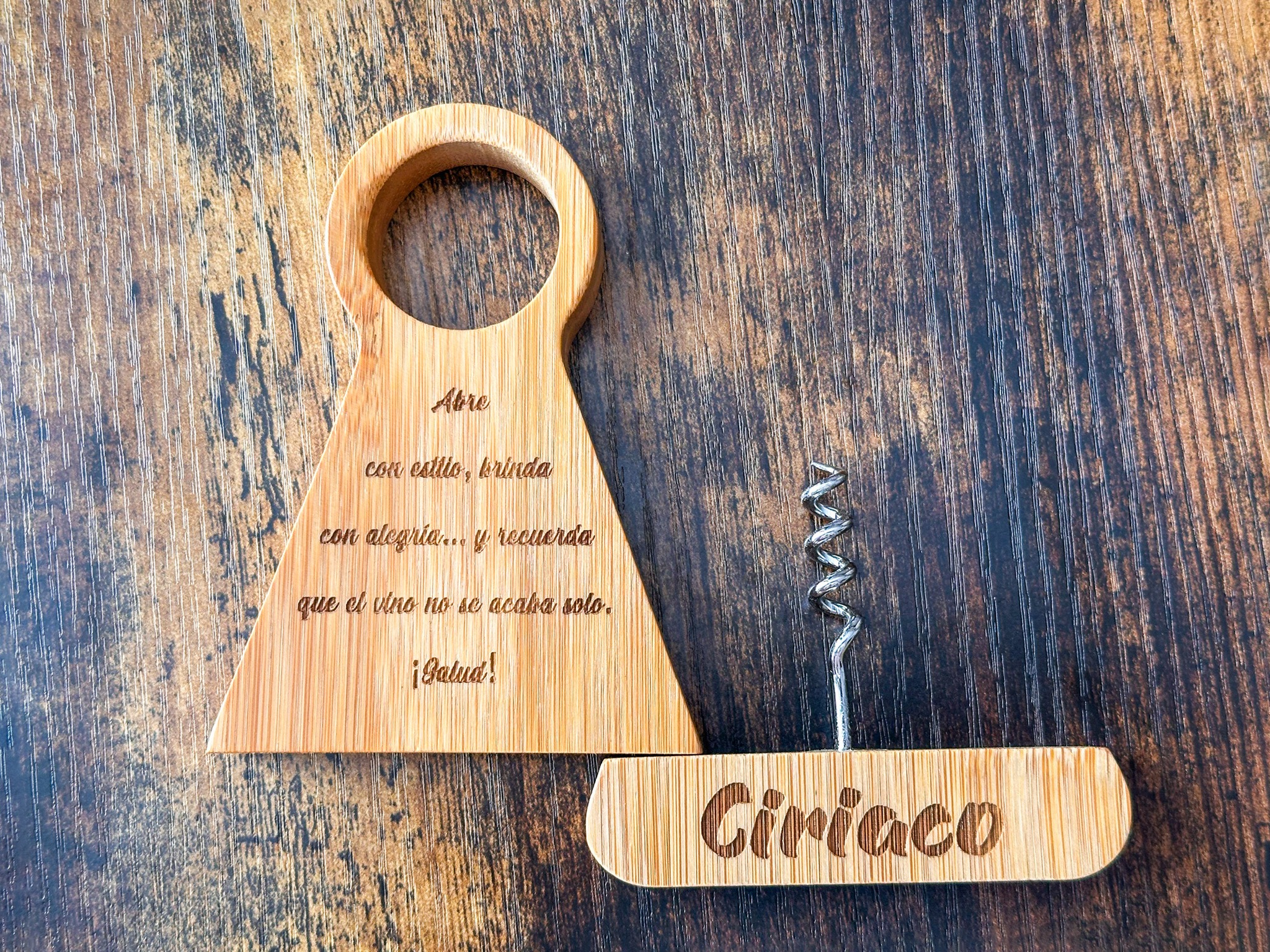 Sacacorchos y sujetabotellas de madera personalizado con grabado a doble cara, ideal para bodas y eventos especiales.