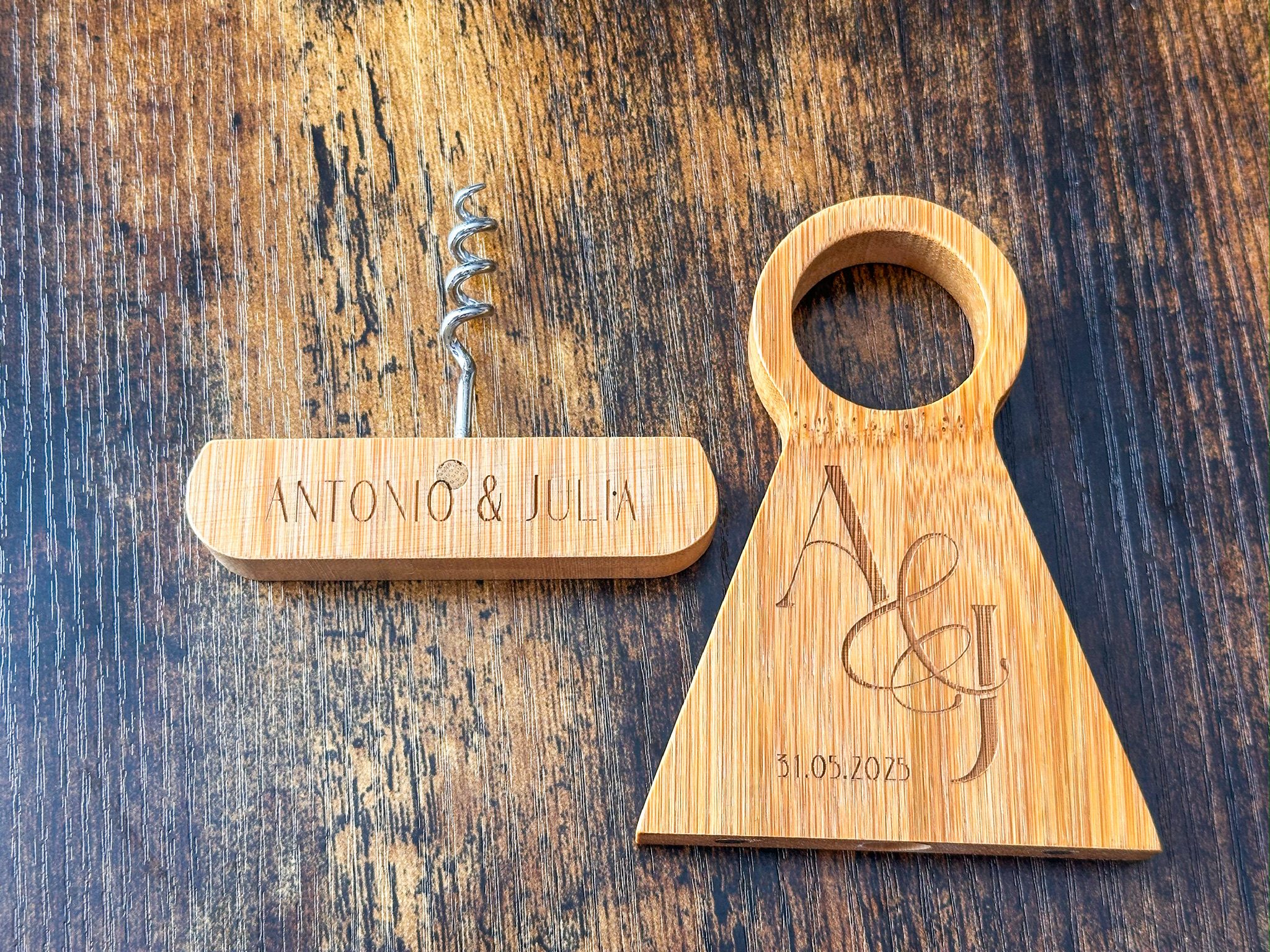 Sacacorchos y sujetabotellas de madera personalizado con grabado a doble cara, ideal para bodas y eventos especiales.