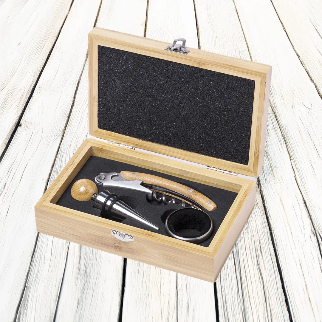Set de vino personalizado con accesorios de calidad y grabado especial.