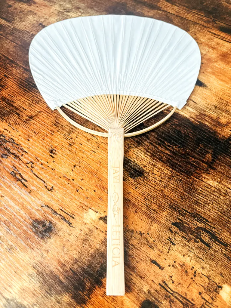 Detalle elegante de pai pai de madera con nombres grabados