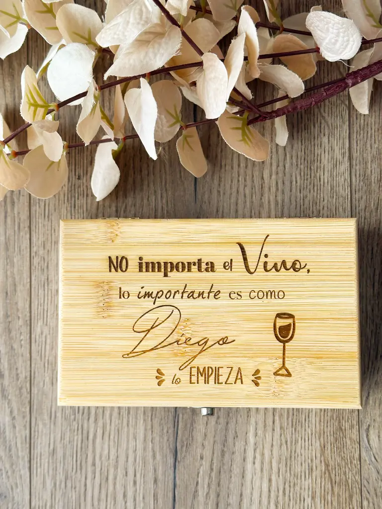 Set de vino personalizado con accesorios de calidad y grabado especial.