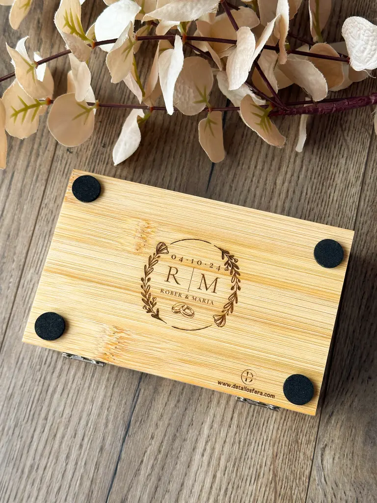 Set de vino personalizado con accesorios de calidad y grabado especial.