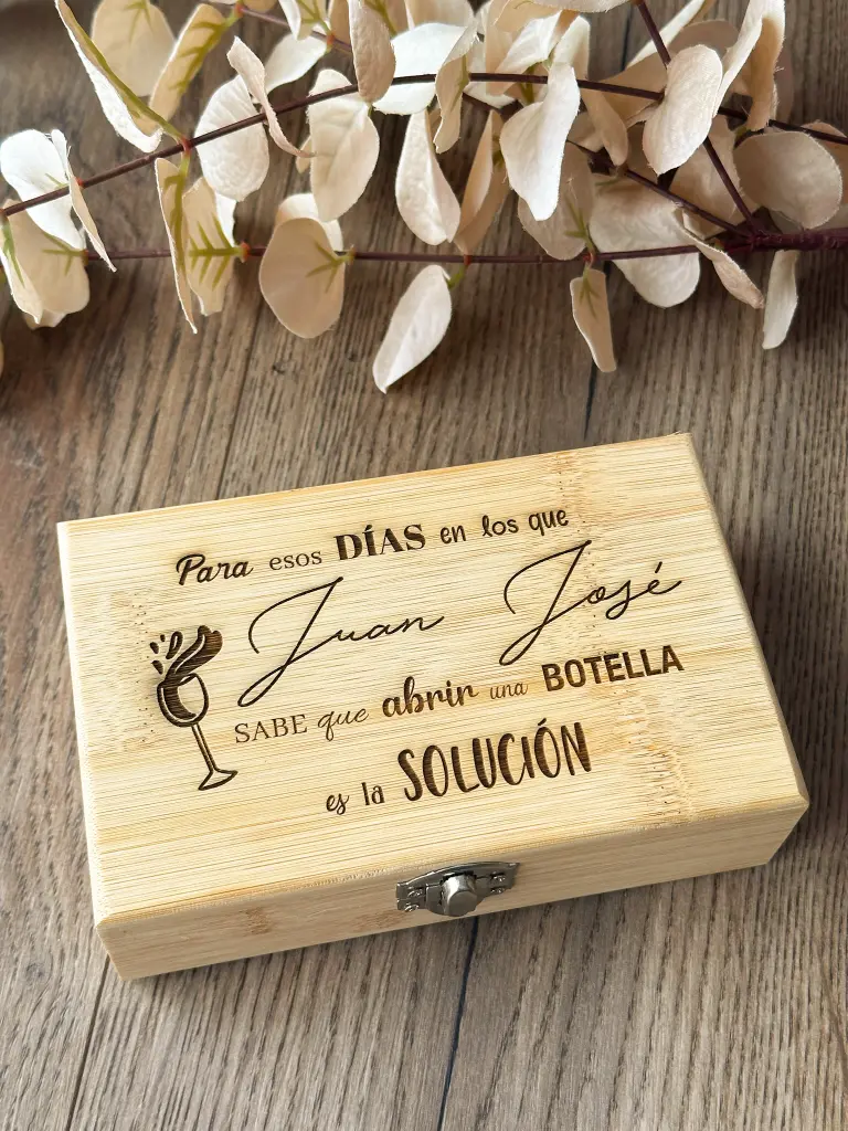 Set de vino personalizado con accesorios de calidad y grabado especial.