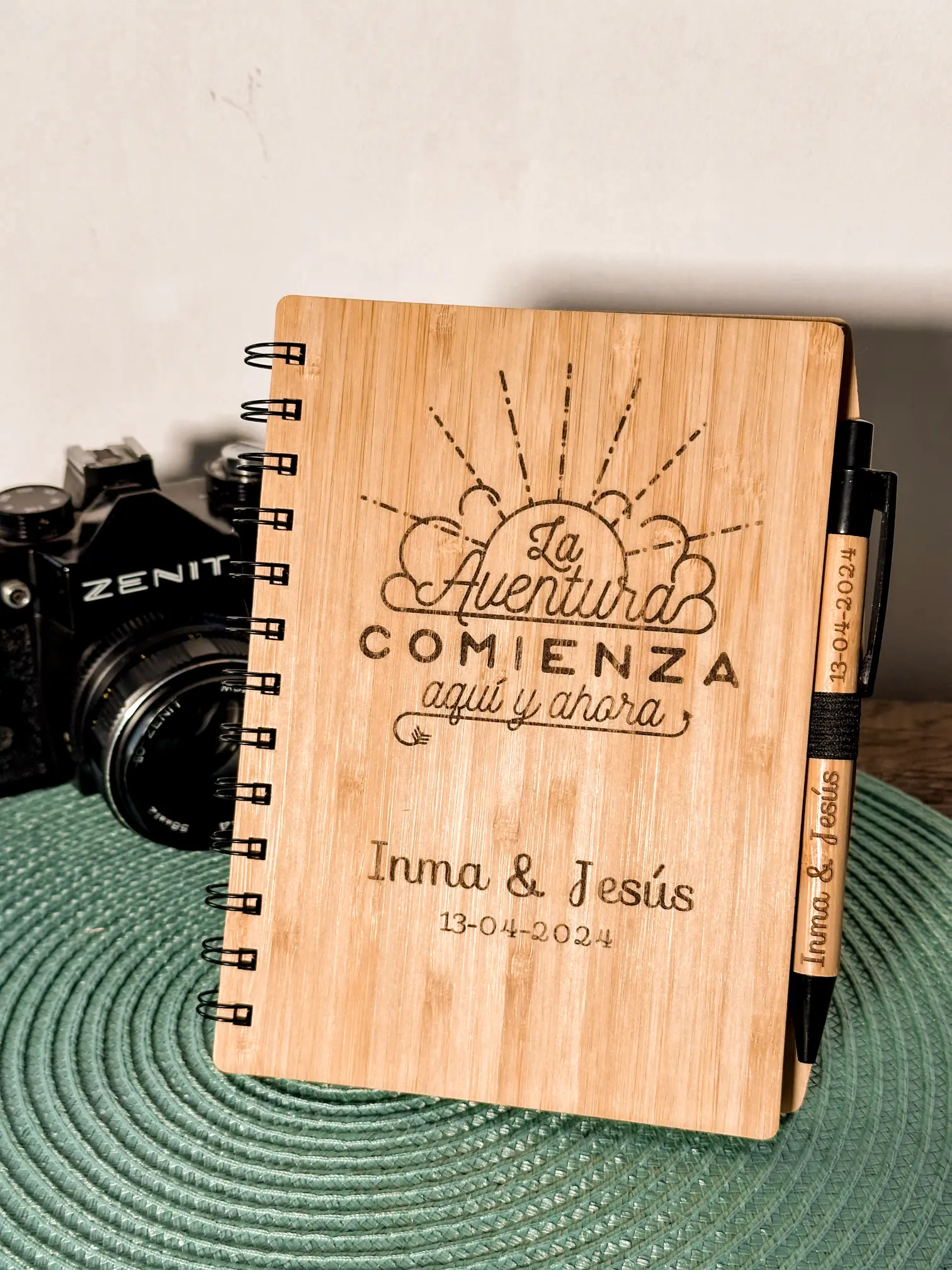 set de libreta y bolígrafo de madera