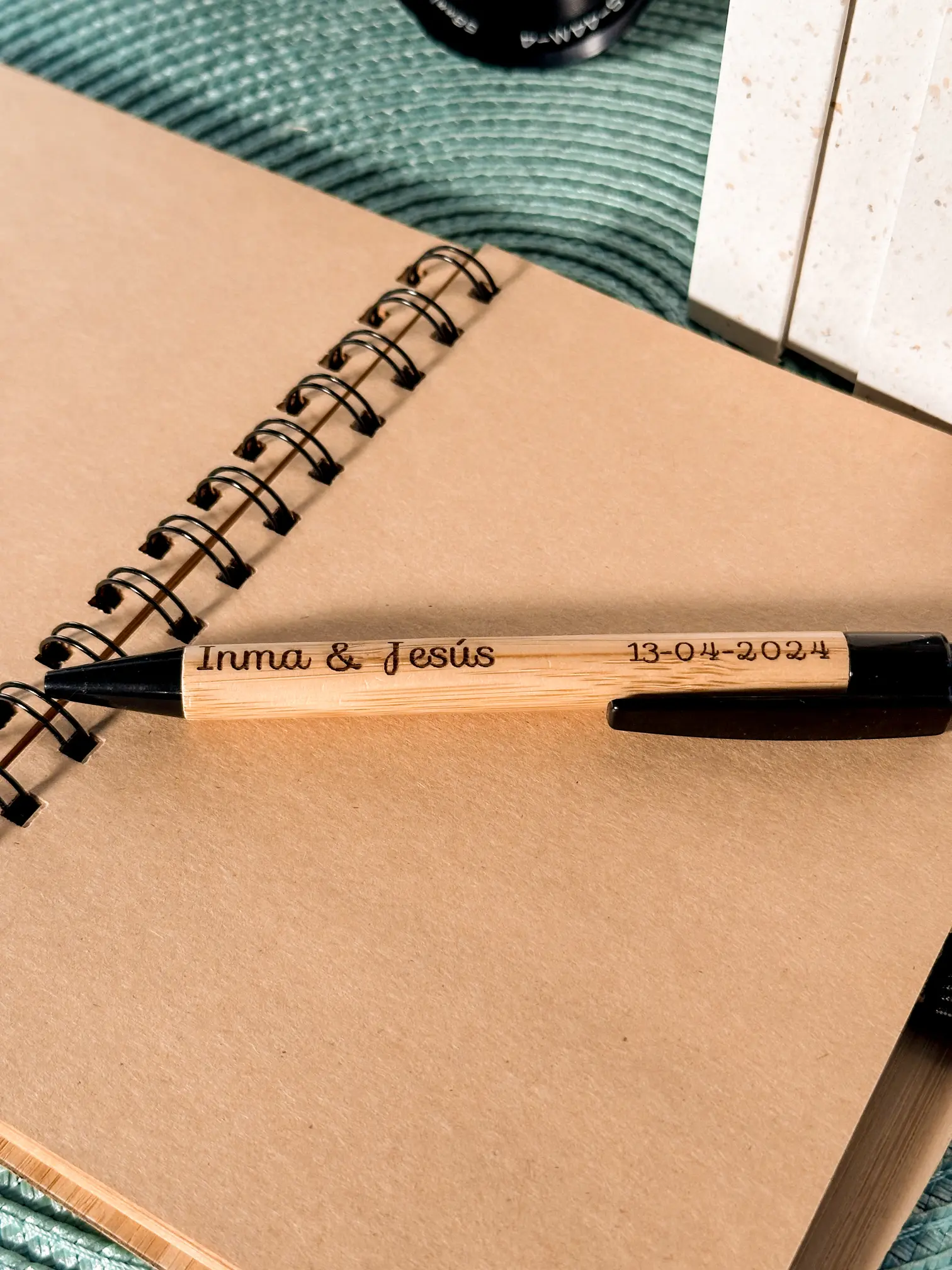 set de libreta y bolígrafo de madera