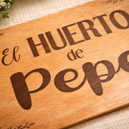 Cartel de madera grabado para exteriores