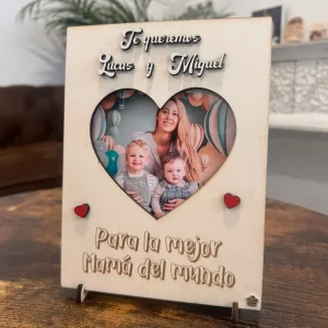 Placa de madera con foto en corazón