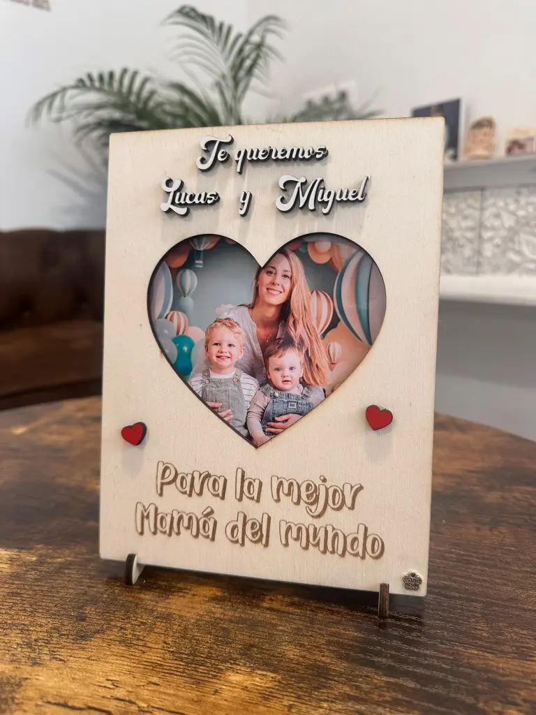 Placa de madera con foto en corazón