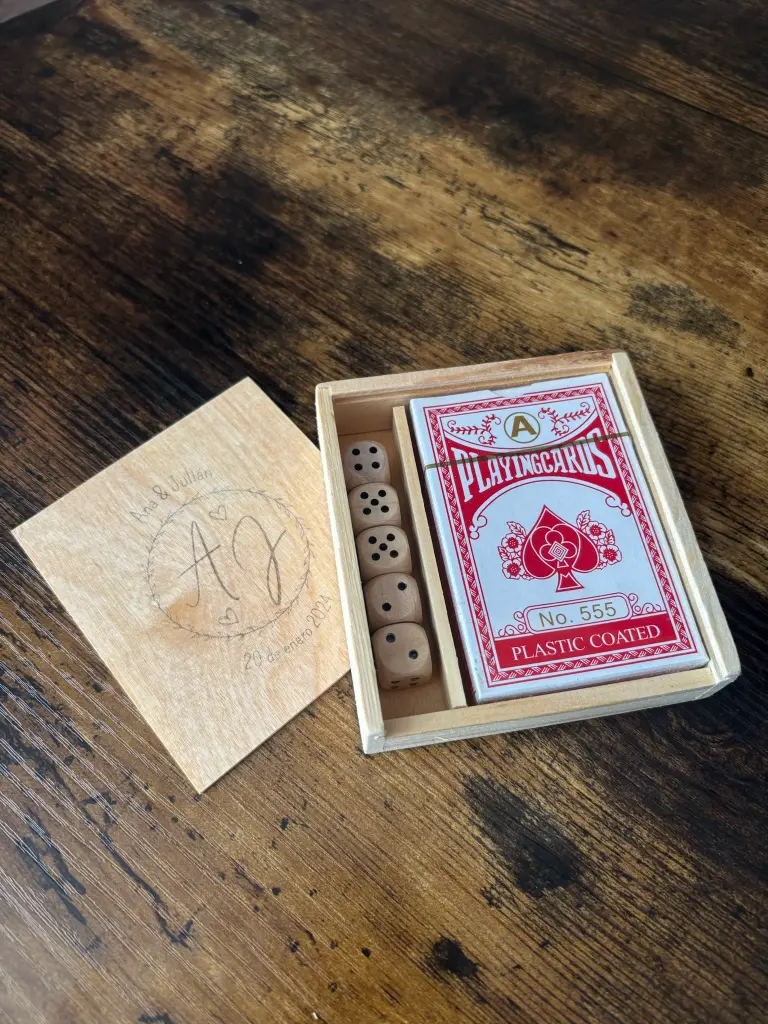 Set juego de cartas y dados personalizado