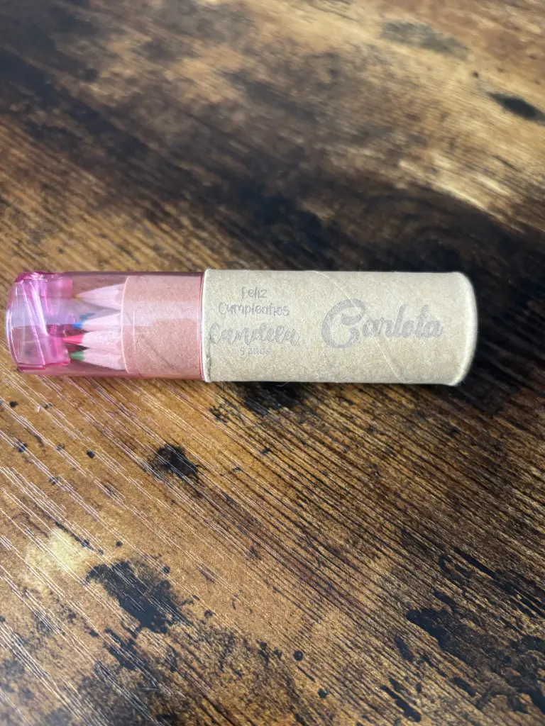 Cilindro de pinturas y sacapuntas personalizado