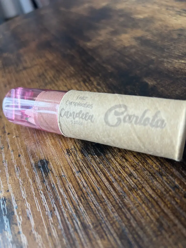 Cilindro de pinturas y sacapuntas personalizado