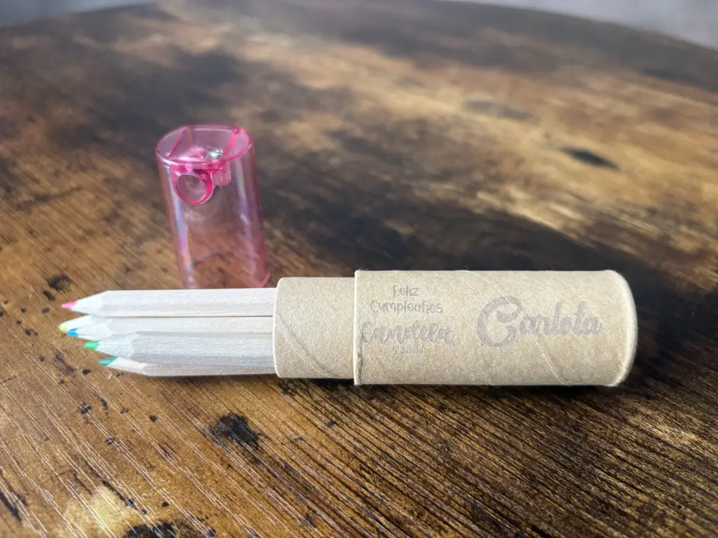 Cilindro de pinturas y sacapuntas personalizado