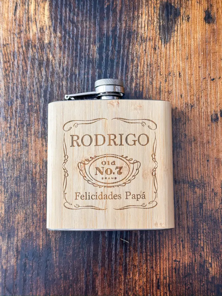 Petaca personalizada de madera - Imagen 2