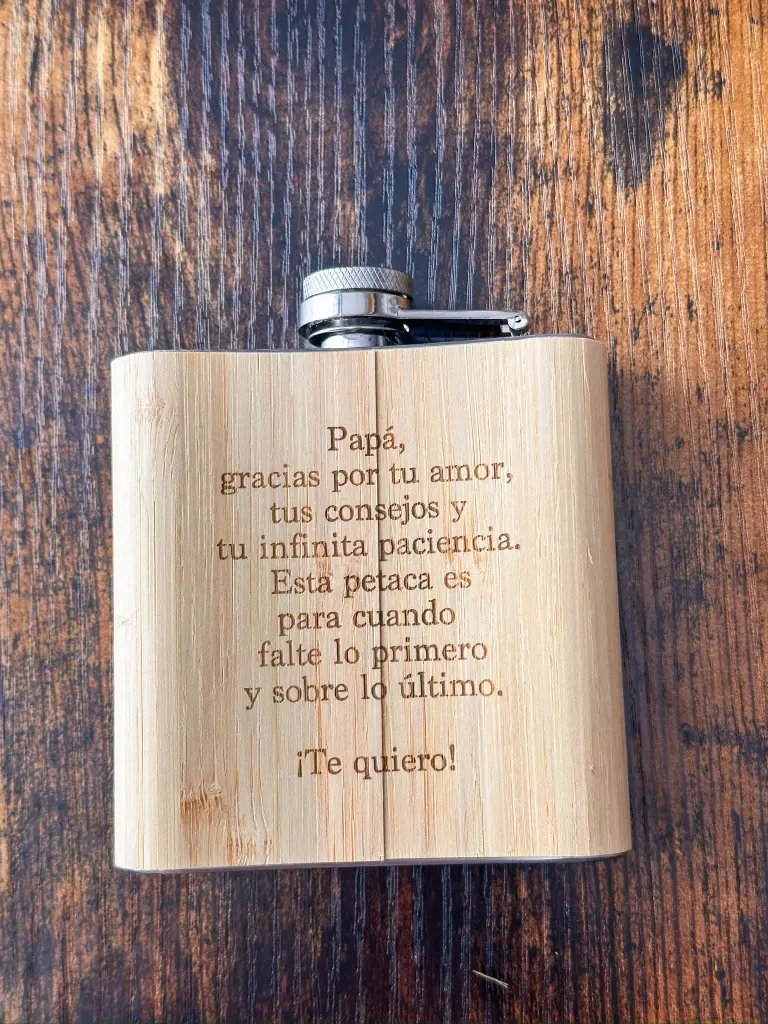 Petaca personalizada de madera