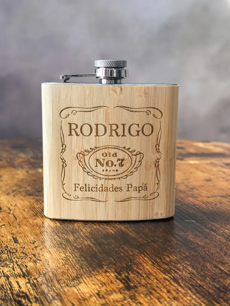 Petaca personalizada de madera