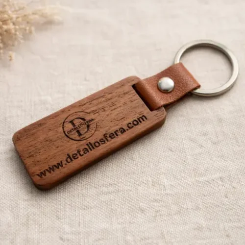 Llavero Nogal Grabado Personalizado — Detalle con Estilo