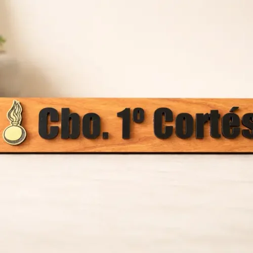 Placa de Escritorio Personalizada en Madera — Con Relieve