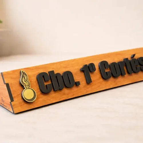 Placa de Escritorio Personalizada en Madera — Con Relieve